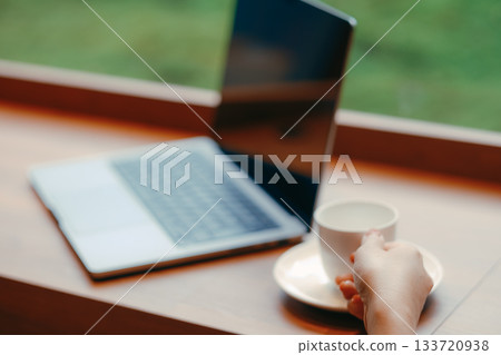 共享辦公空間的桌上放著筆記型電腦和咖啡 133720938