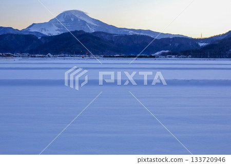 The snowy fields of Mt. Ibuki and the silence before dawn 133720946
