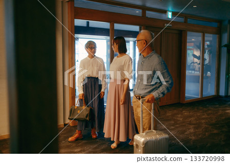 The scene where the three parents and children arrive at the hotel 133720998