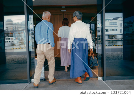 The scene where the three parents and children arrive at the hotel The scene where the three parents and children arrive at the hotel 133721004