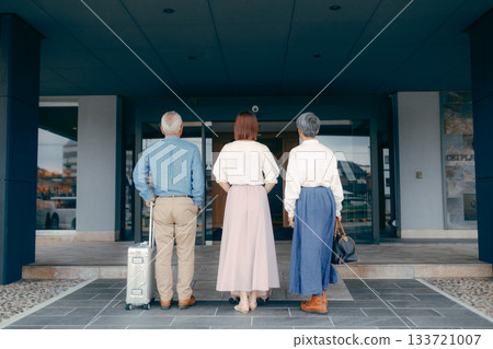 The scene where the three parents and children arrive at the hotel The scene where the three parents and children arrive at the hotel 133721007