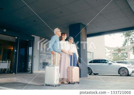 The scene where the three parents and children arrive at the hotel The scene where the three parents and children arrive at the hotel 133721008