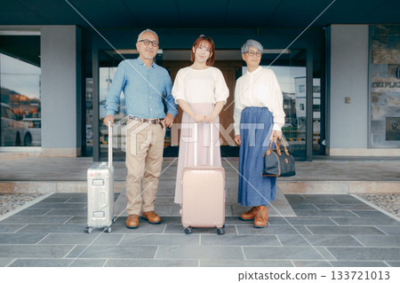 The scene where the three parents and children arrive at the hotel The scene where the three parents and children arrive at the hotel 133721013