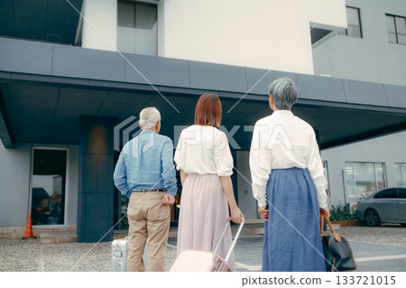 The scene where the three parents and children arrive at the hotel The scene where the three parents and children arrive at the hotel 133721015
