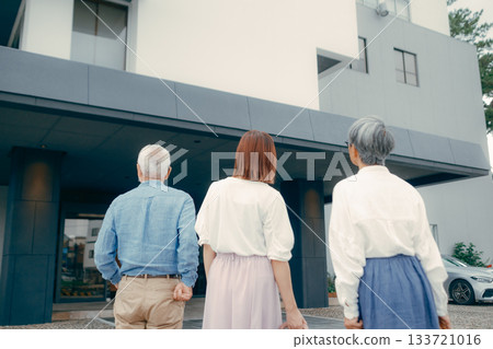 The scene where the three parents and children arrive at the hotel The scene where the three parents and children arrive at the hotel 133721016