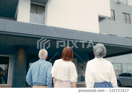 三位家長和孩子抵達飯店的場景 133721017