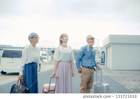 三位家長和孩子抵達飯店的場景 133721018