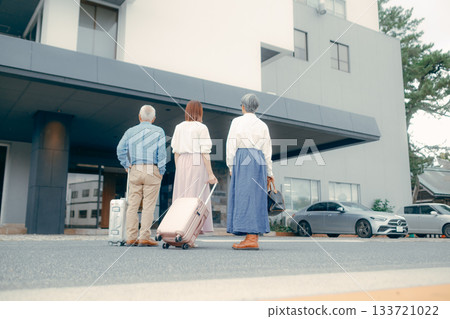 The scene where the three parents and children arrive at the hotel The scene where the three parents and children arrive at the hotel 133721022