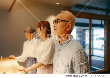 A scene where three parents and children check in at a hotel A scene where three parents and children check in at a hotel 133721085