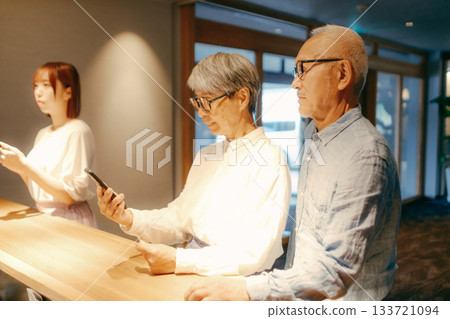 A scene where three parents and children check in at a hotel A scene where three parents and children check in at a hotel 133721094