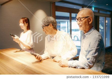 A scene where three parents and children check in at a hotel A scene where three parents and children check in at a hotel 133721099