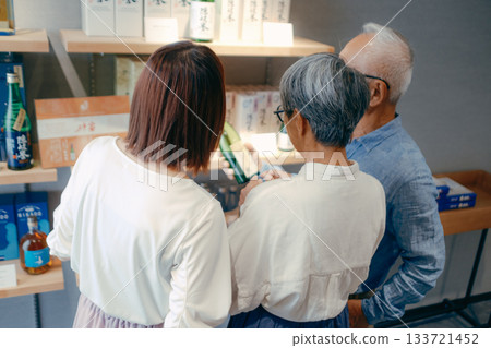 一家三口在飯店店挑選紀念品的場景 133721452