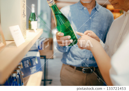 一家三口在飯店店挑選紀念品的場景 133721453
