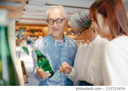 一家三口在飯店店挑選紀念品的場景 133721454
