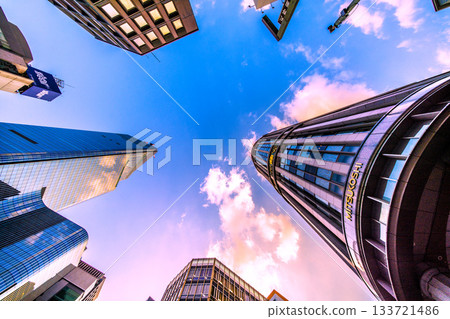 日本東京城市景觀。夕陽西下，日本橋熠熠生輝。日本橋一丁目及三越百貨的重建工程盡收眼底。邁向新時代。 133721486