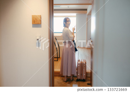 A scene where a woman in her twenties enters a hotel room A scene where a woman in her twenties enters a hotel room 133721669
