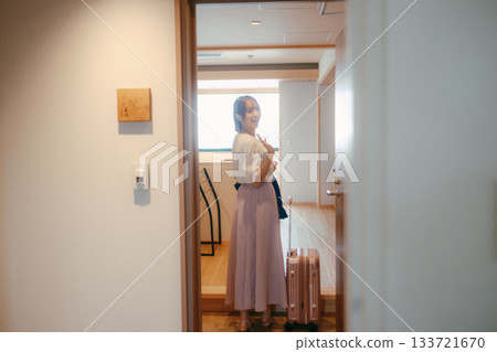 一位二十多歲的女子走進飯店房間的場景 133721670
