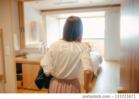 一位二十多歲的女子走進飯店房間的場景 一位二十多歲的女子走進飯店房間的場景 133721671