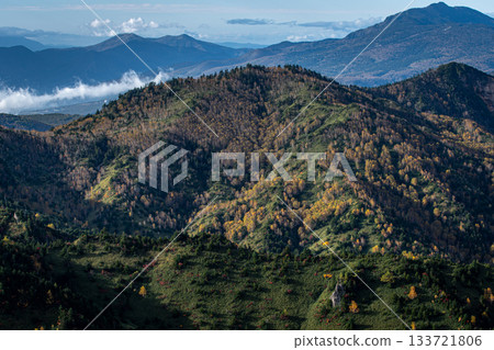 從橫手山汽車戲院看到的秋色山巒（長野縣山之內町） 133721806
