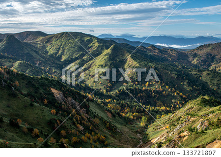 從橫手山汽車劇院(長野縣山之內町)看到的秋色山巒和廣闊的自然風光 從橫手山汽車劇院(長野縣山之內町)看到的秋色山巒和廣闊的自然風光 133721807