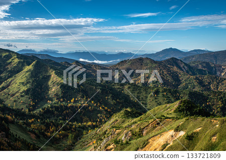 Autumn-colored mountains and clear blue skies seen from Yokoteyama Drive-In (Yamanouchi Town, Nagano Prefecture) Autumn-colored mountains and clear blue skies seen from Yokoteyama Drive-In (Yamanouchi Town, Nagano Prefecture) 133721809