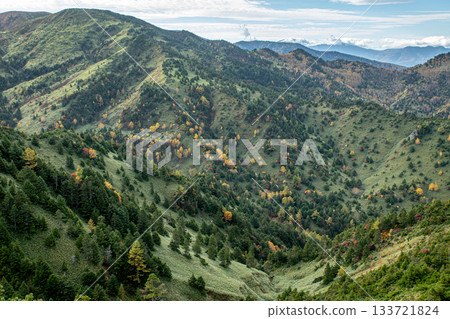 Autumn-colored mountains and expansive plateau scenery seen from Yokoteyama Drive-In Autumn-colored mountains and expansive plateau scenery seen from Yokoteyama Drive-In 133721824