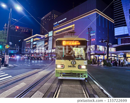 廣島市有軌電車駛離廢棄月台的最後一個夜景，背景是廣島車站大樓。 [廢棄路線/廢棄路線] 133722699