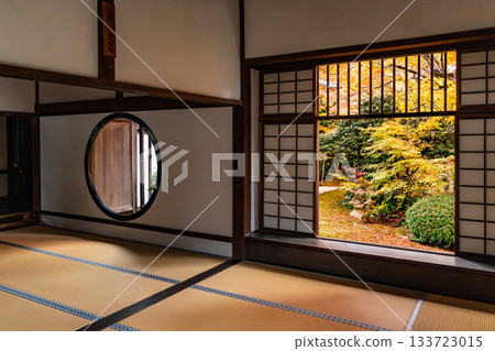 Kyoto scenery with autumn leaves Kyoto scenery with autumn leaves 133723015