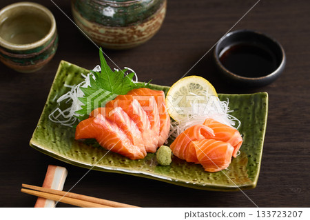 鱒魚鮭魚刺身 133723207
