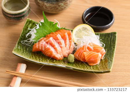 鱒魚鮭魚刺身 133723217