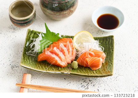 鱒魚鮭魚刺身 133723218