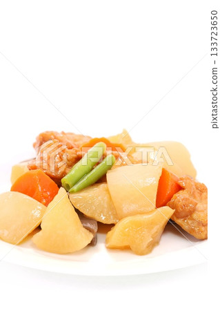 煮熟的根莖類蔬菜,淺色背景,加賀炒菜,蘿蔔,胡蘿蔔 煮熟的根莖類蔬菜,淺色背景,加賀炒菜,蘿蔔,胡蘿蔔 133723650