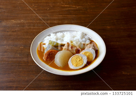 Oden curry rice on the table background Oden curry rice on the table background 133725101