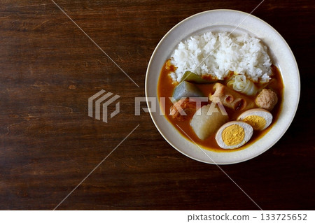 從正上方拍攝的餐桌上的關東煮咖哩飯。 從正上方拍攝的餐桌上的關東煮咖哩飯。 133725652