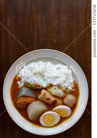 從正上方拍攝的餐桌上的關東煮咖哩飯。 133725656