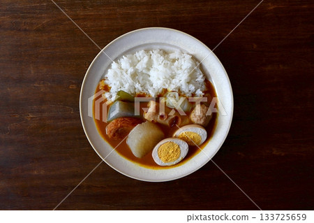 從正上方拍攝的餐桌上的關東煮咖哩飯。 從正上方拍攝的餐桌上的關東煮咖哩飯。 133725659