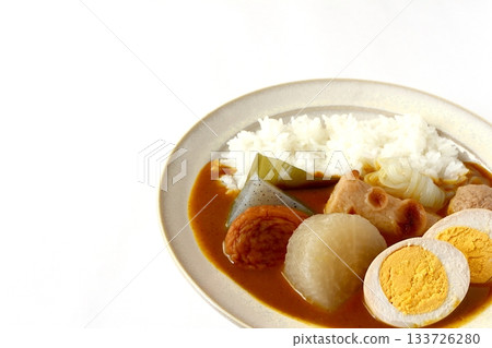 白色背景上的關東煮咖哩飯 白色背景上的關東煮咖哩飯 133726280