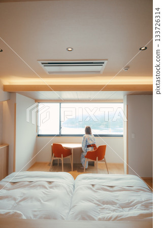 一位二十多歲的女子身穿浴衣，靜靜地凝望著大海。 133726314