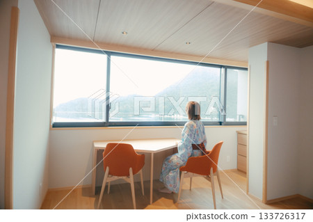 一位二十多歲的女子身穿浴衣,靜靜地凝望著大海。 一位二十多歲的女子身穿浴衣,靜靜地凝望著大海。 133726317