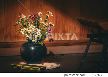 種植在花瓶裡的花 133726339