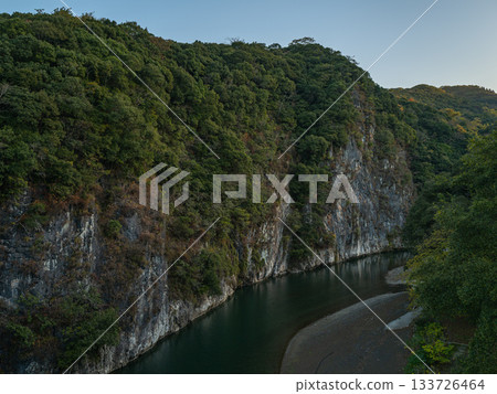 塔特加米峽谷的秋天，一個高聳的峽谷 133726464