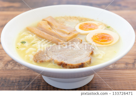 Delicious instant ramen with salt 133726471