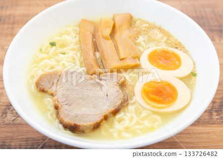 美味的鹹味泡麵 133726482