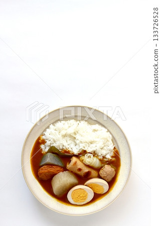 從正上方俯視白色背景上的關東煮咖哩飯 133726528