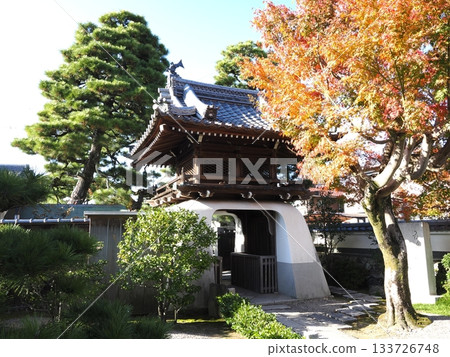 被秋葉環繞的寺廟 被秋葉環繞的寺廟 133726748