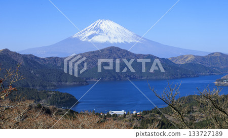 Lake Ashi and snow-capped Mount Fuji seen from Lake Ashi 133727189
