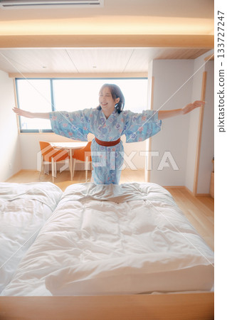 The moment a woman in her 20s in a yukata jumps into bed The moment a woman in her 20s in a yukata jumps into bed 133727247