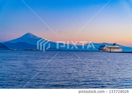 【靜岡縣】黎明時分,豪華遊輪「挪威太陽號」抵達清水港,富士山在遠處巍峨聳立。 【靜岡縣】黎明時分,豪華遊輪「挪威太陽號」抵達清水港,富士山在遠處巍峨聳立。 133728026