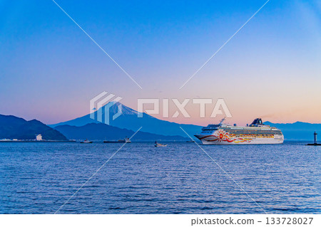[Shizuoka Prefecture] The luxury cruise ship Norwegian Sun arrives at Shimizu Port with Mount Fuji in the background at dawn. 133728027