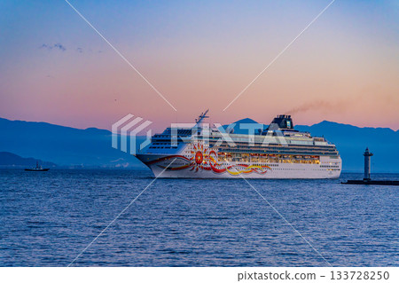 [Shizuoka Prefecture] The luxury cruise ship Norwegian Sun arrives at Shimizu Port from Suruga Bay bathed in the morning glow 133728250